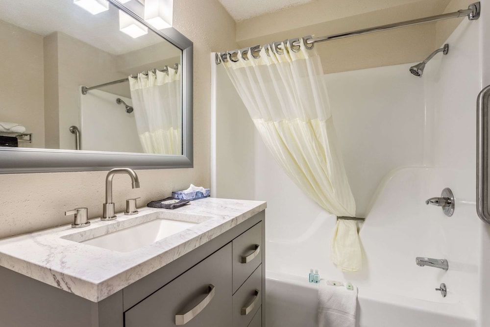 Suite, 1 King Bed, Non Smoking - Photo 1