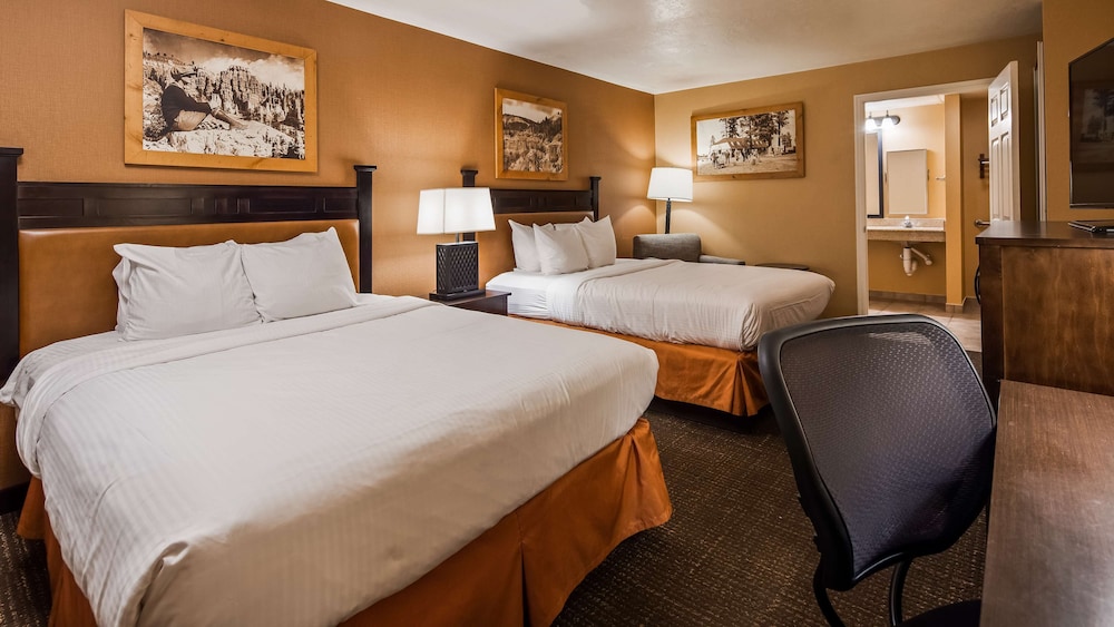 Standard Room, Multiple Beds, Non Smoking, Refrigerator & Microwave - Photo 3