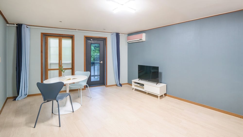 Basic Room, 3 Bedrooms (B Building 1st Floor Full Rental)
