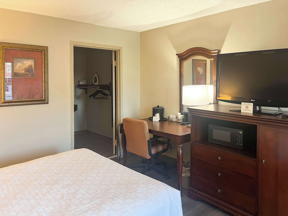 Deluxe Room, 1 Queen Bed, Accessible, Non Smoking photo 3