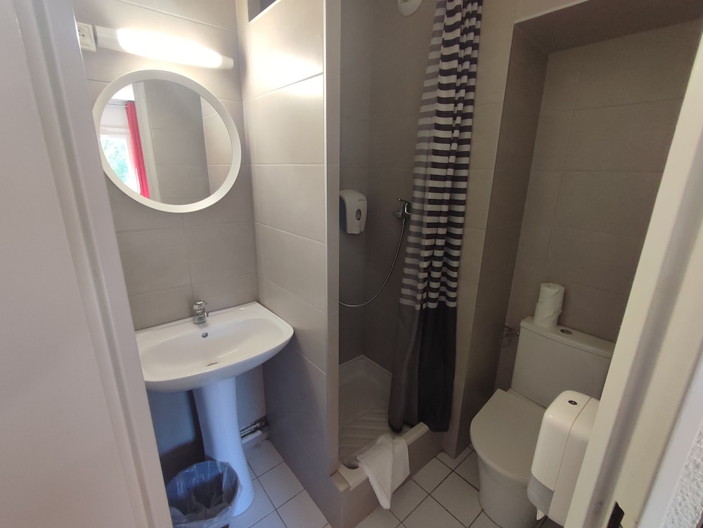 Standard Room, Multiple Beds (1 Double and 1 Single bed) photo 3