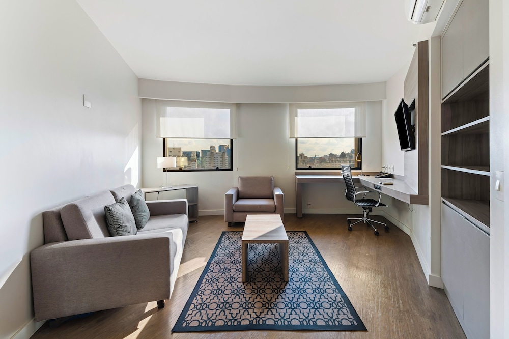 Suite, 2 Bedrooms, Kitchen (High Floor) - Photo 3