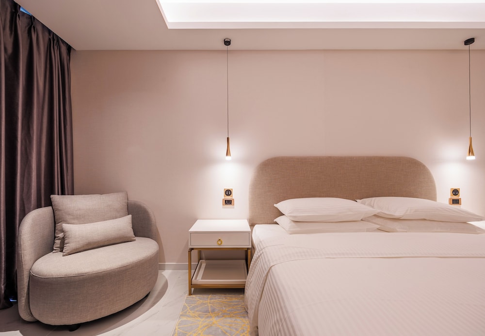 Deluxe Double Room, Balcony, City View photo 2