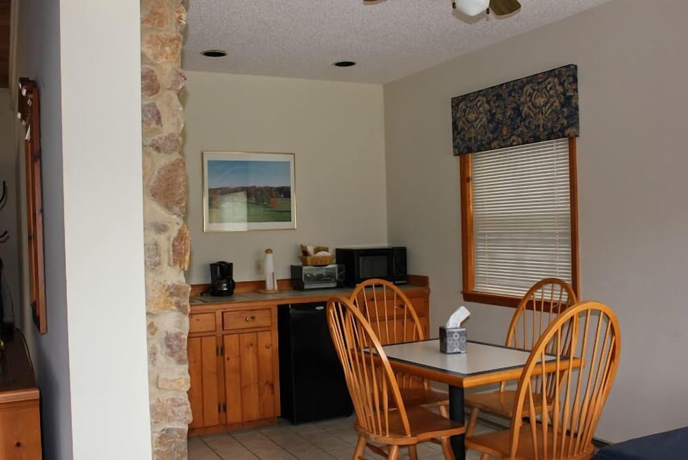 Suite, 1 King Bed, Kitchenette photo 2