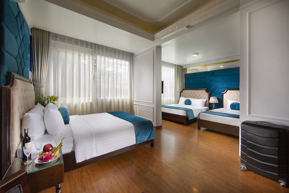 Family Suite, 1 Double and 2 Single Beds, City View