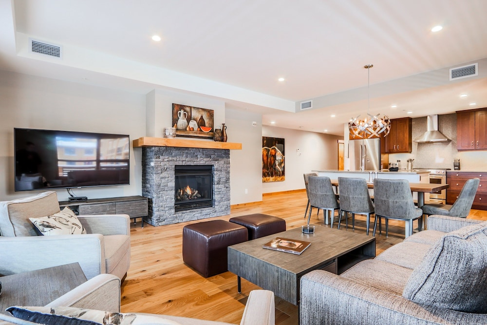W208 Three Bedroom Premier Condo