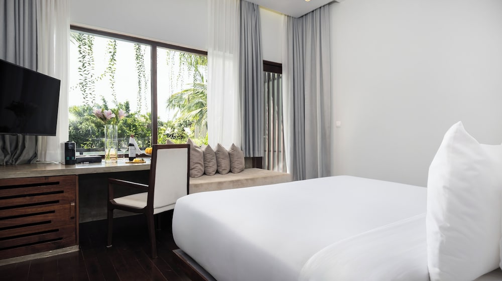 Deluxe King Room Free Laundry + Daily 90Min Massage + Mini Bar + Round Trips Airport Transfers - Photo 4