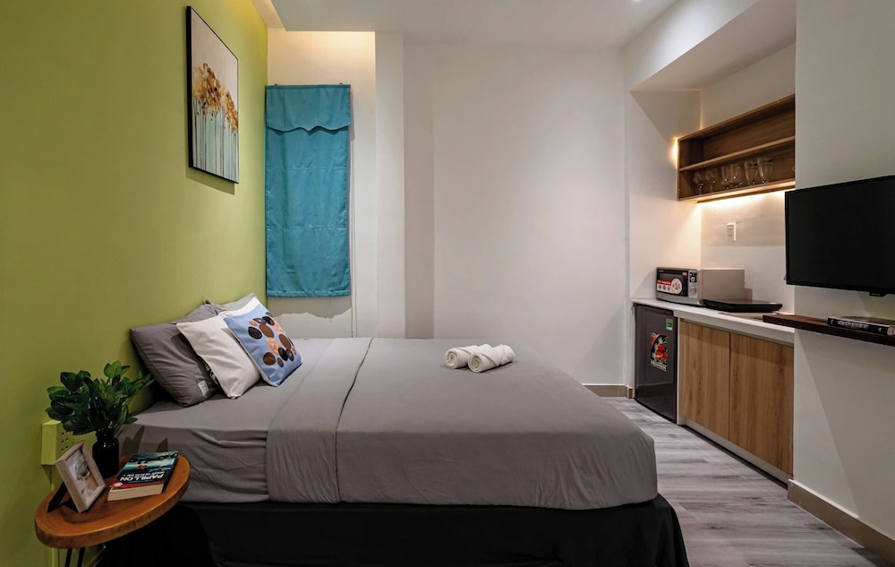 Superior Studio, 1 Queen Bed, Balcony
