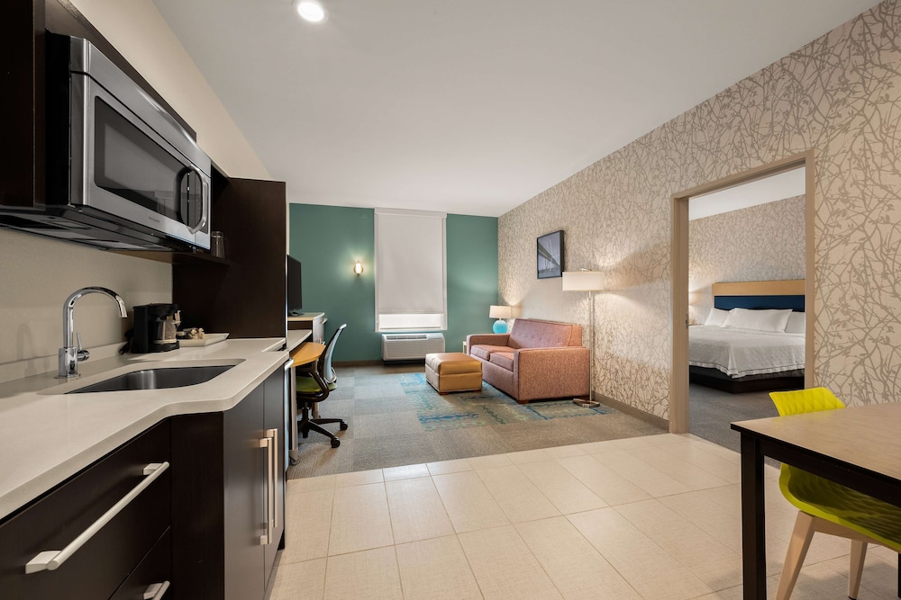 Suite, 1 King Bed, Accessible, Non Smoking (Hearing) photo 2