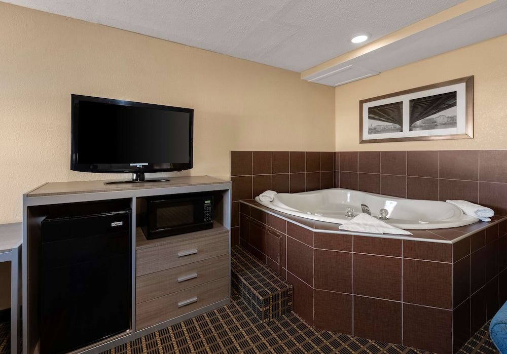 Suite, 2 Queen Beds, Non Smoking, Jetted Tub photo 3