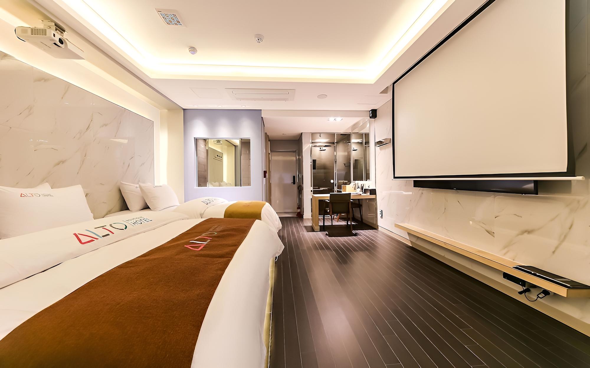 Room (Suite A (double + single with screen ) photo 1