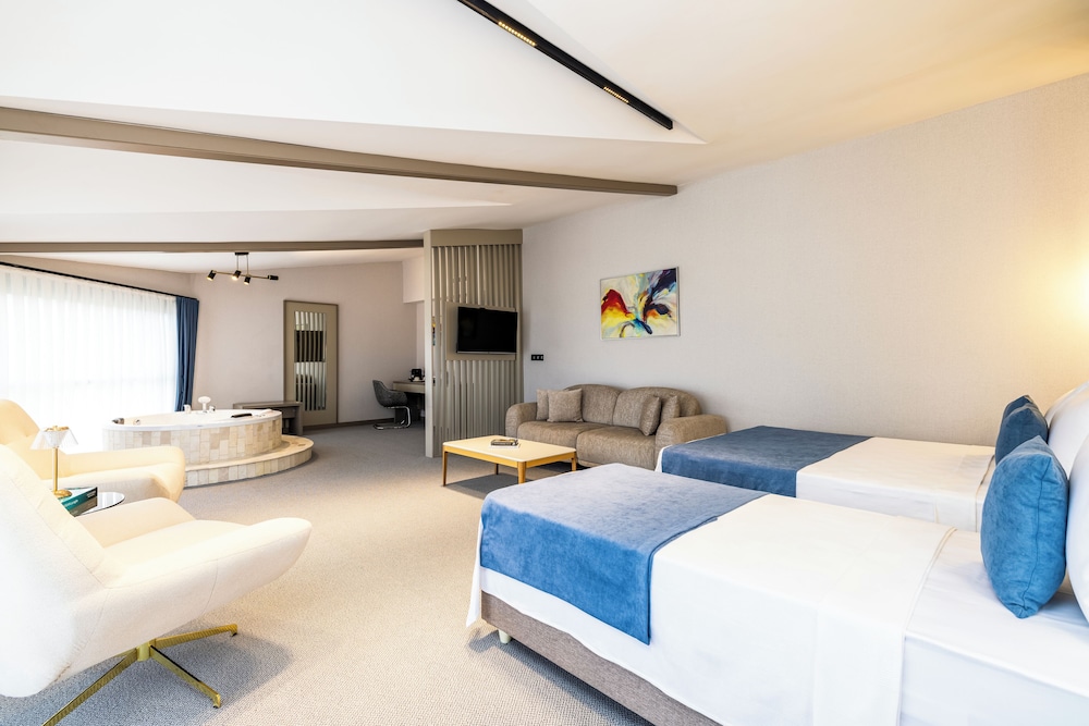 Suite, Sea View