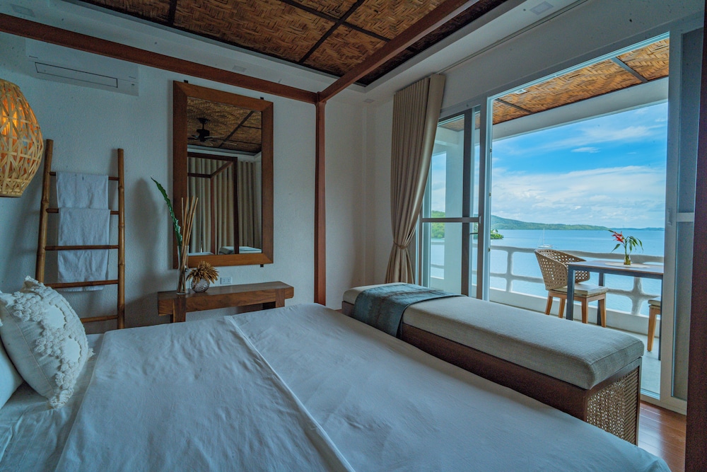 Luxury Studio Suite, 1 King Bed, Sea View, Oceanfront photo 3