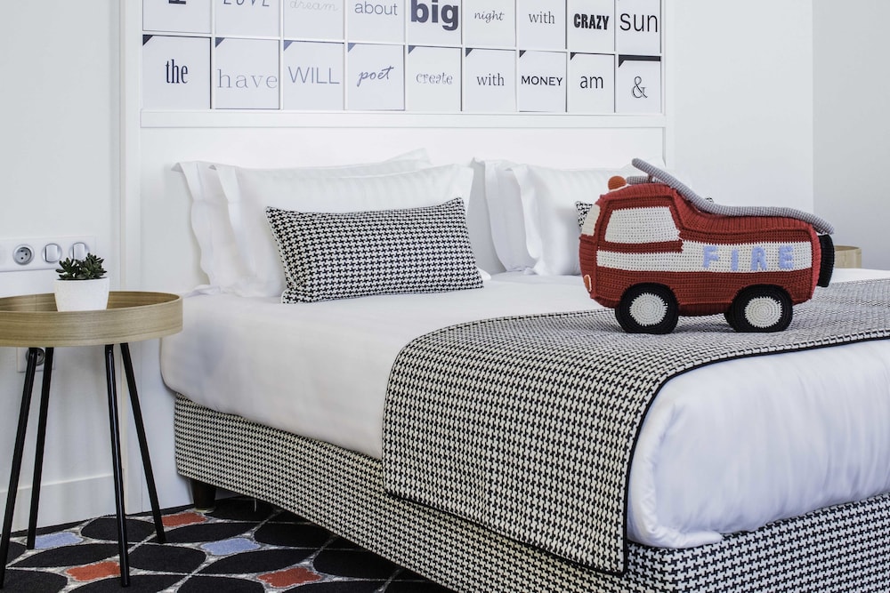 Privilege Room - Complimentary soft minibar, courtesy tray, Chromecast - Digital press photo 3