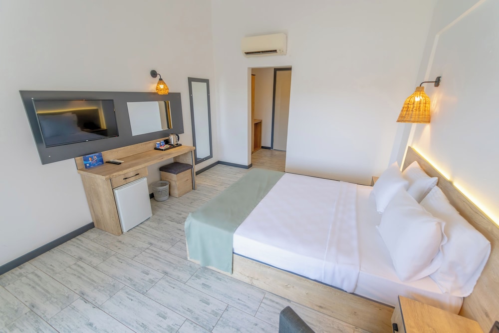 Standard Double Room, 1 Bedroom, Sea View - Photo 2