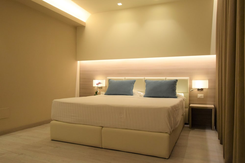 Superior Room, 1 Double or 2 Twin Beds, Balcony, City View photo 2