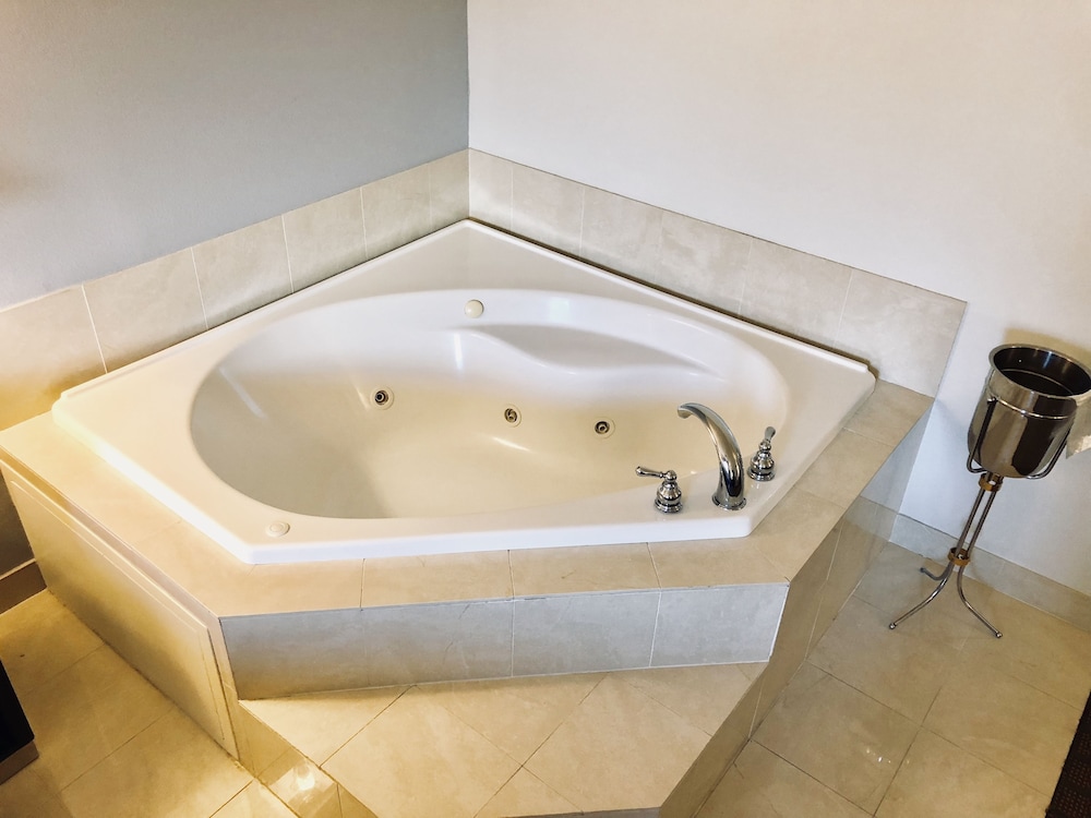 Superior Studio Suite, 1 King Bed, Non Smoking - Photo 10