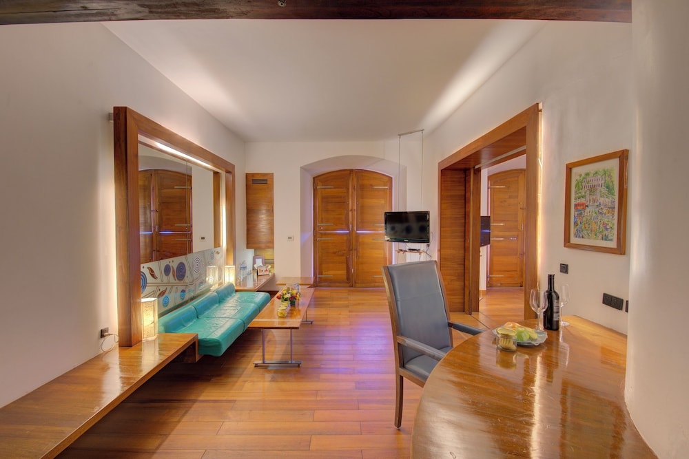 Suite, 1 Double Bed - Photo 2