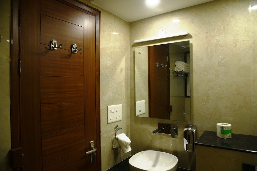 Deluxe Room, 1 King Bed photo 3