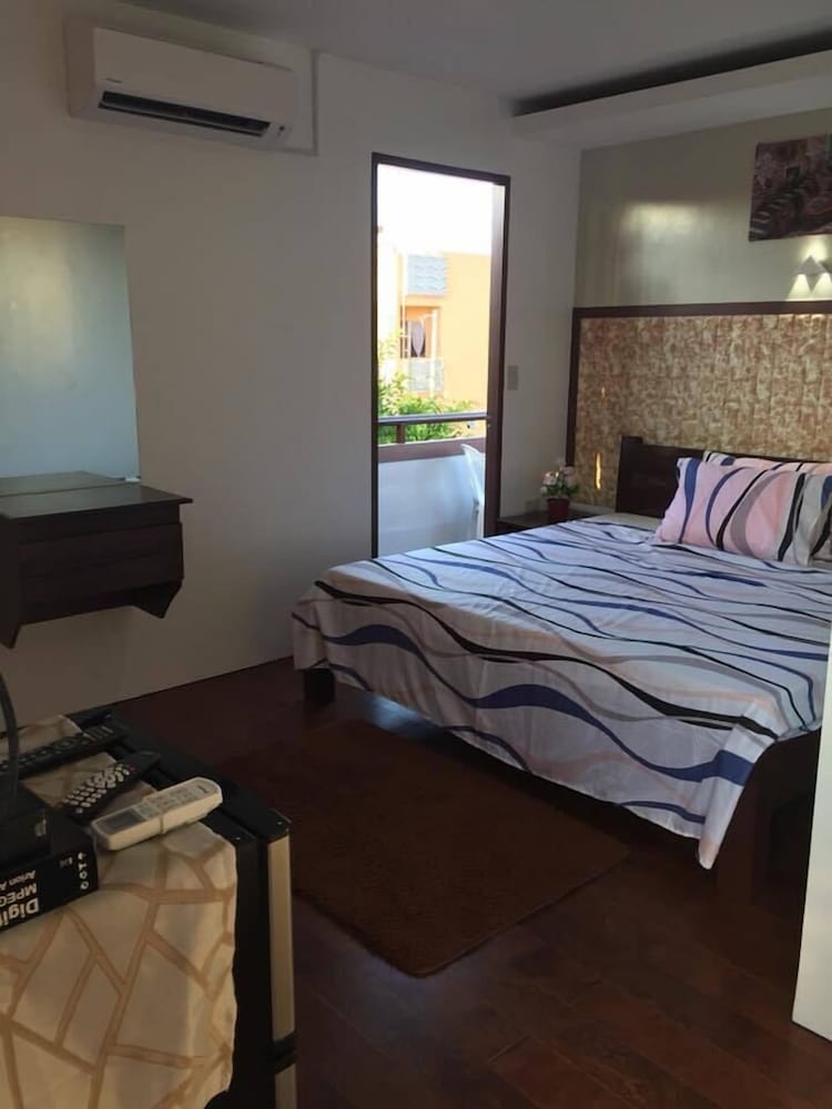 Deluxe Room, 1 Queen Bed, Non Smoking, Garden View photo 3