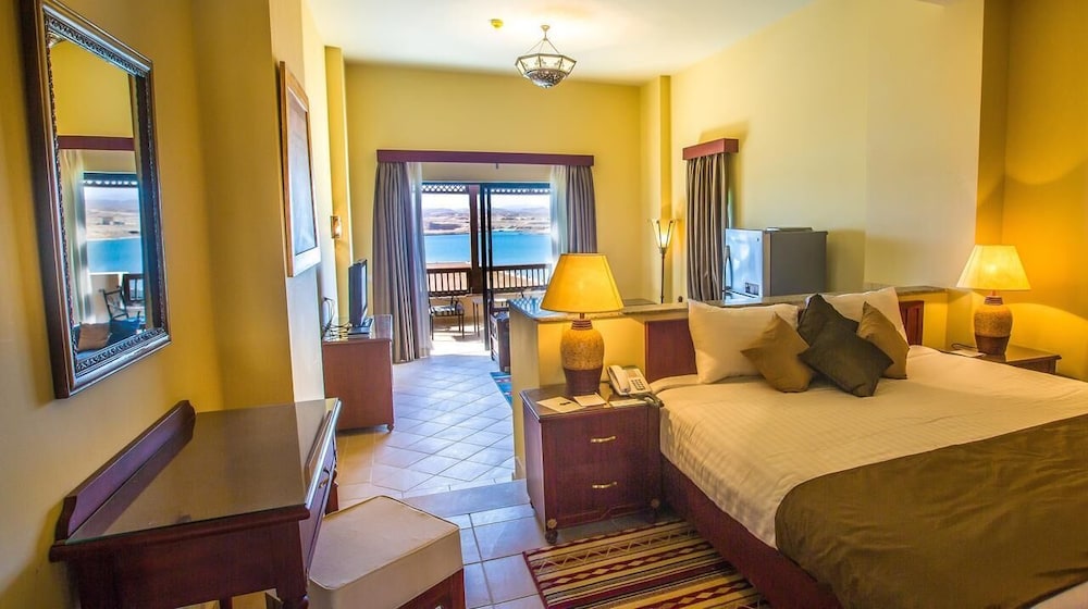 Junior Studio Suite, 1 King Bed, Lagoon View - Photo 1