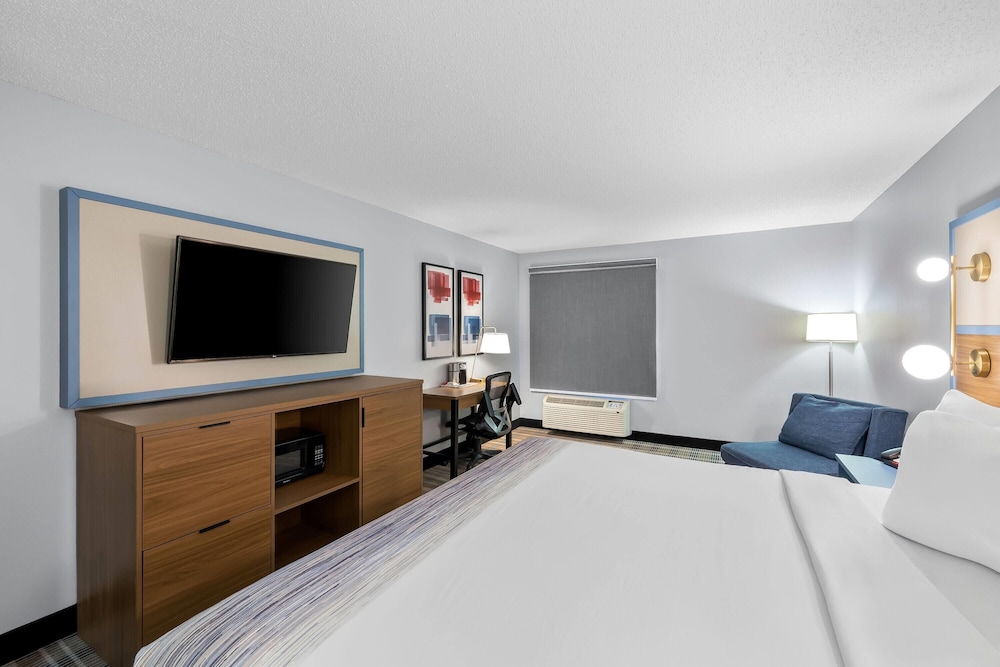 Room, 1 King Bed, Non Smoking - Photo 6
