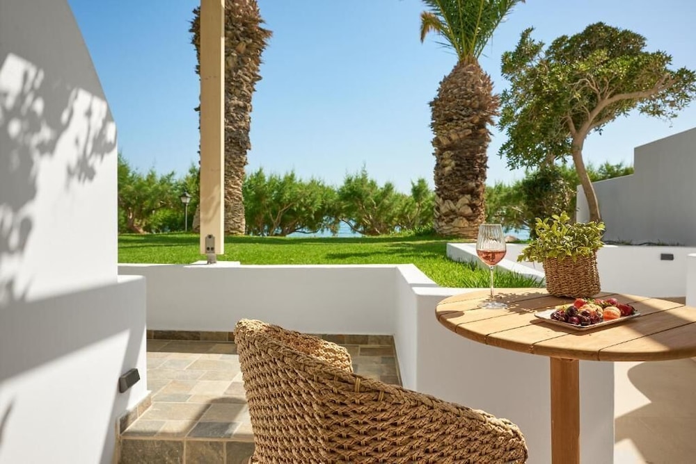 Deluxe Triple Room, Balcony, Sea View photo 2