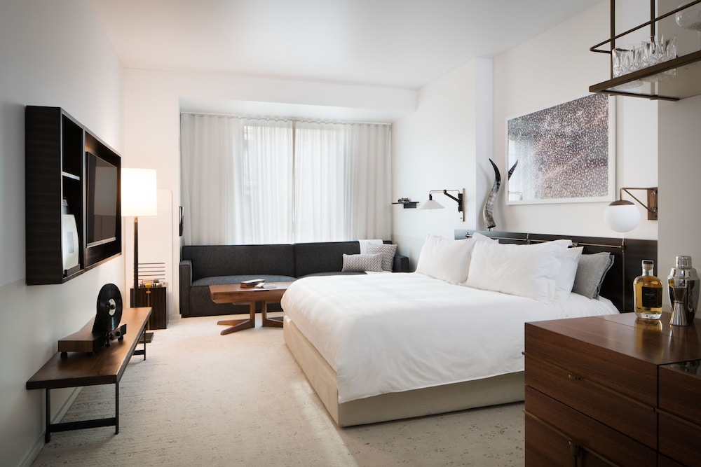 Room, 1 King Bed, Mobility Accessible (Den) photo 3