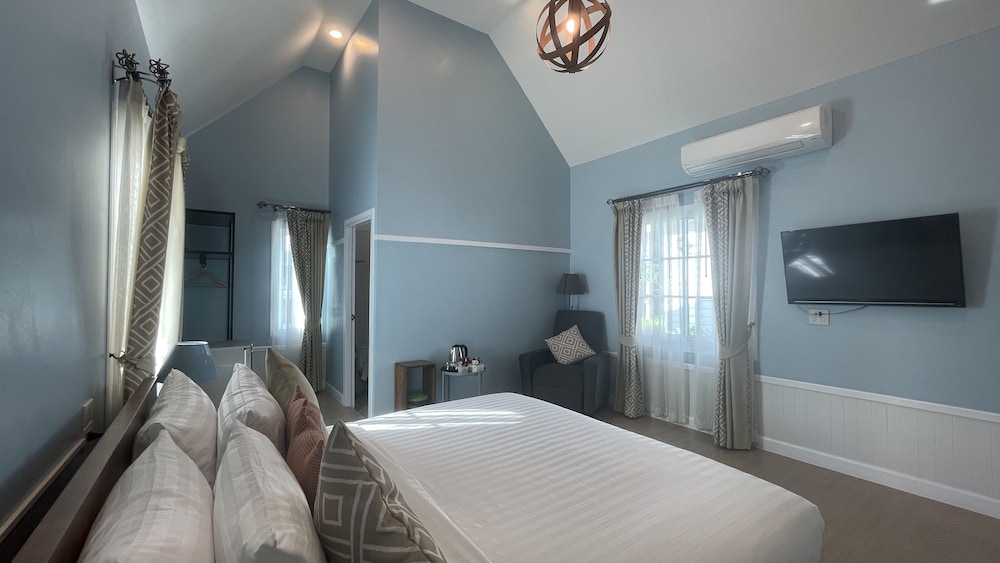 Deluxe Studio, 1 King Bed - Photo 1