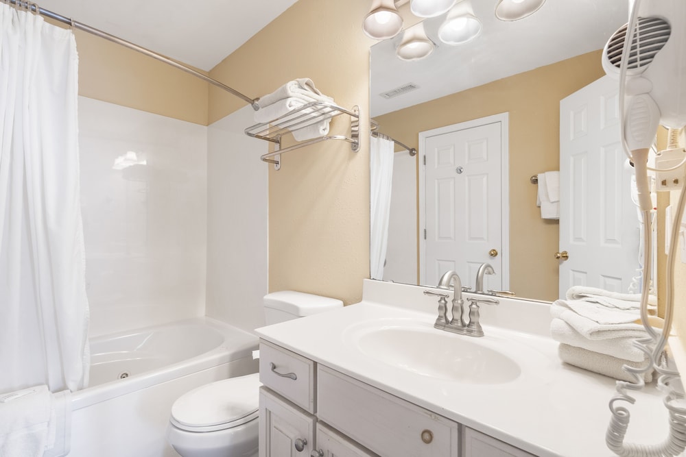 Deluxe Condo, 2 Bedrooms, Lake View photo 3