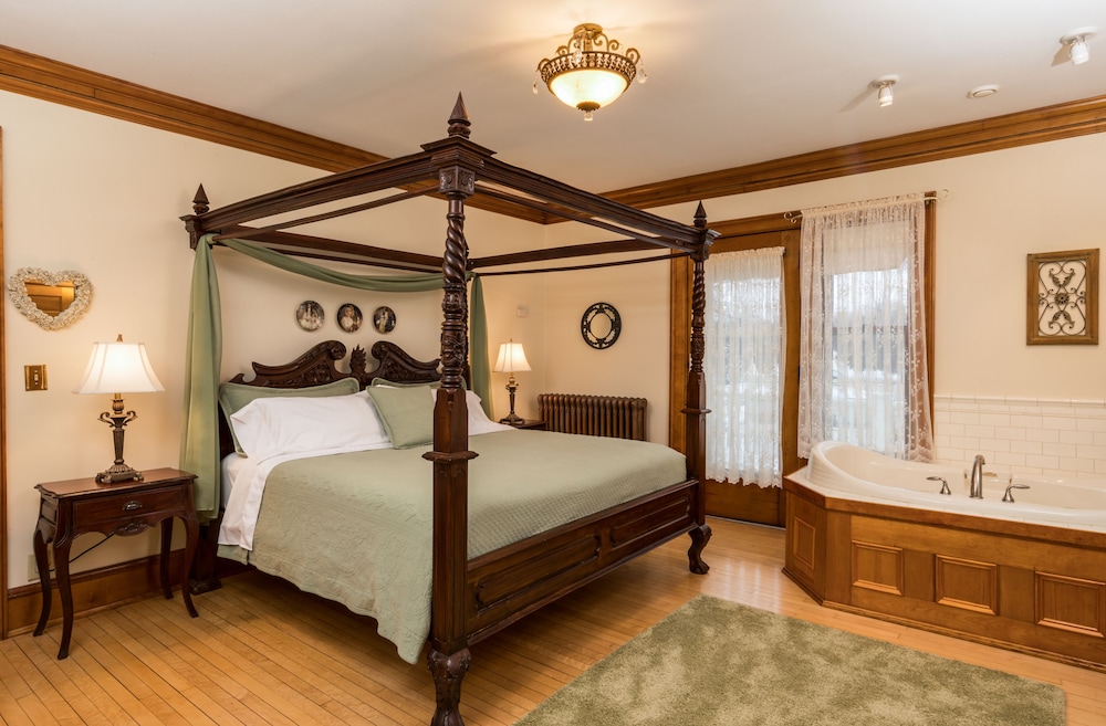 Luxury Double Room, 1 King Bed, Jetted Tub, Garden View photo 1