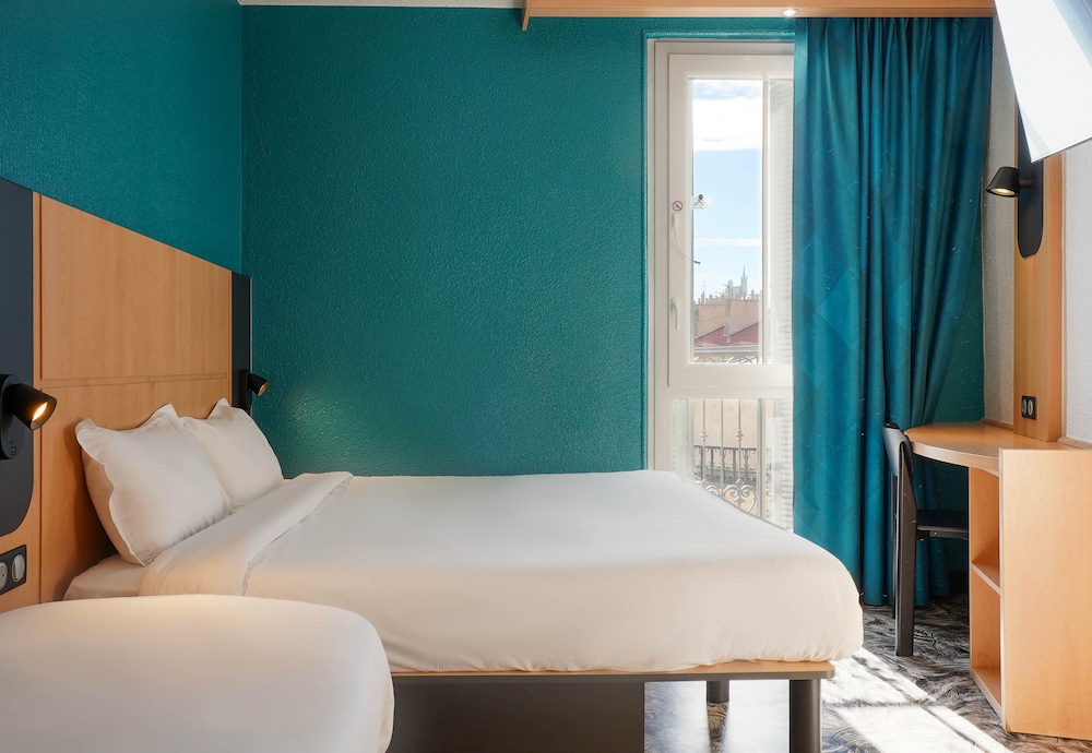 Double Room, Non Smoking - Photo 8