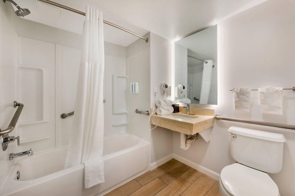 Suite, 1 Queen Bed, Accessible, Non Smoking photo 3
