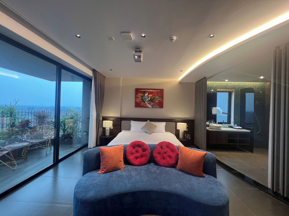 Signature Suite Double or Twin with Balcony, Garden View thumbnail 6