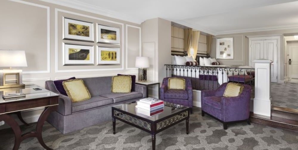 Newly Remodeled Luxury Two Queen Suite with Prestige Club Lounge Access - Photo 8