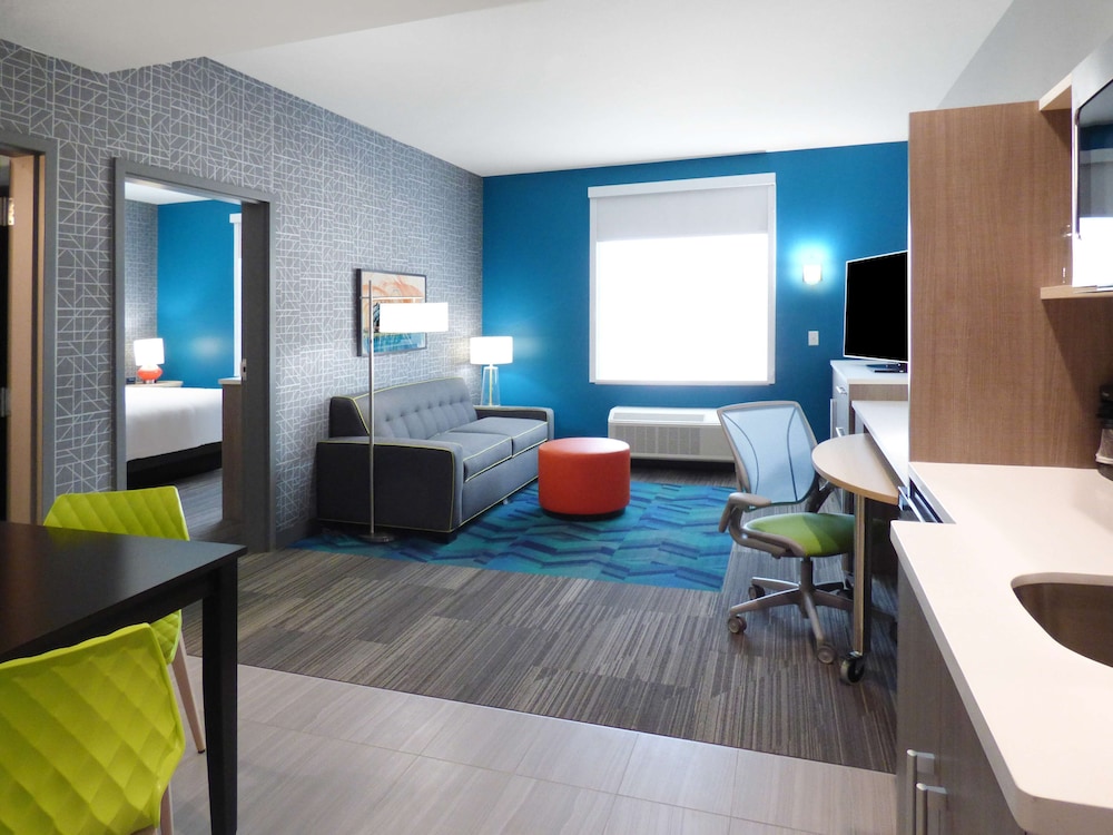Suite, 1 King Bed, Accessible, Bathtub - Photo 4