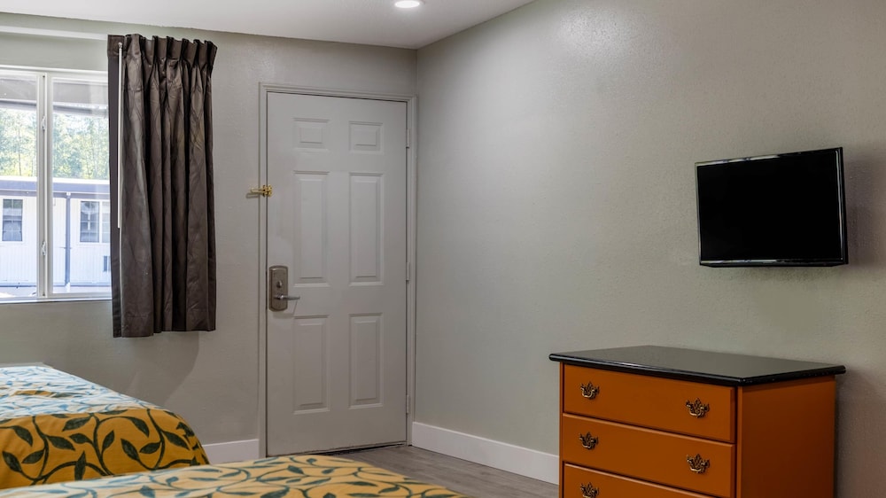 Deluxe Suite, 2 Queen Beds, Non Smoking, Refrigerator & Microwave - Photo 9