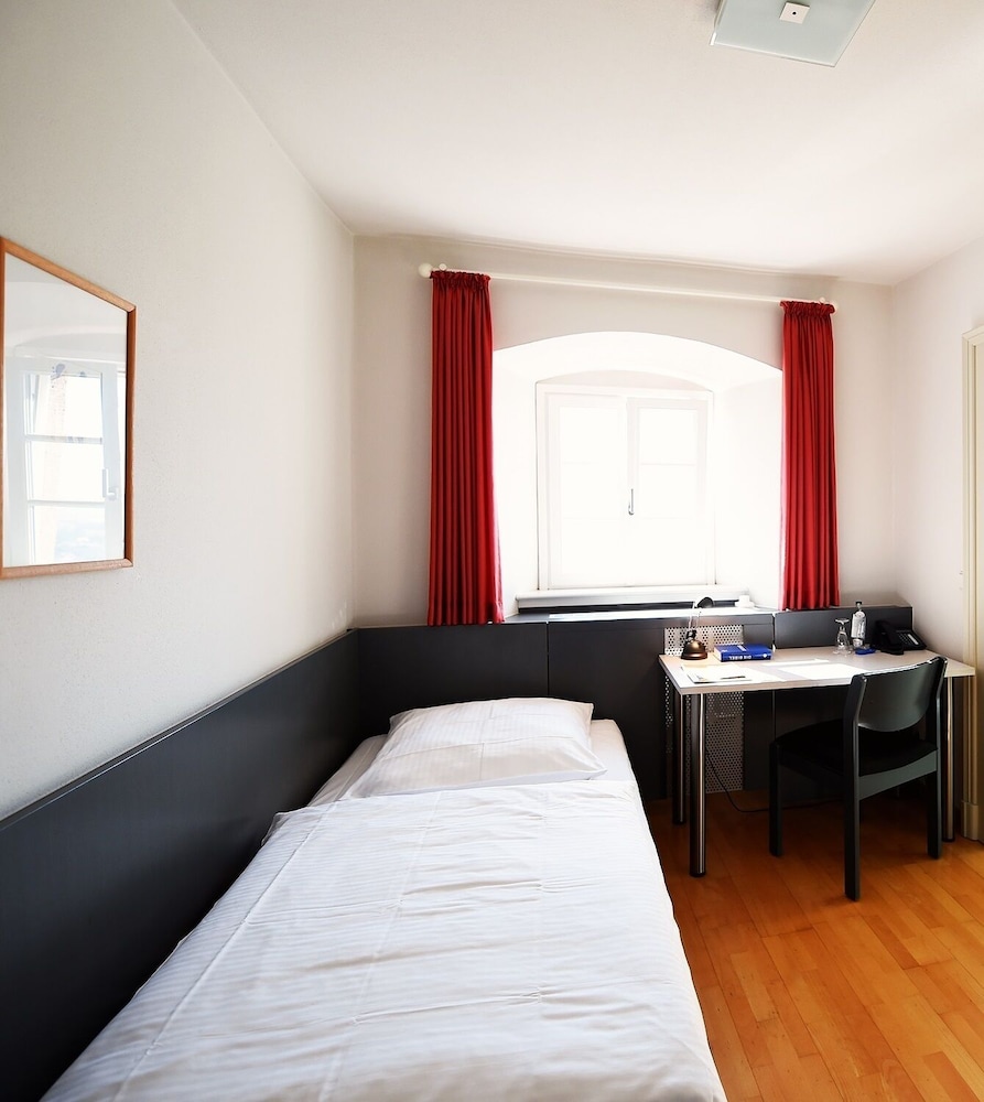 Basic Single Room, Shared Bathroom photo 1