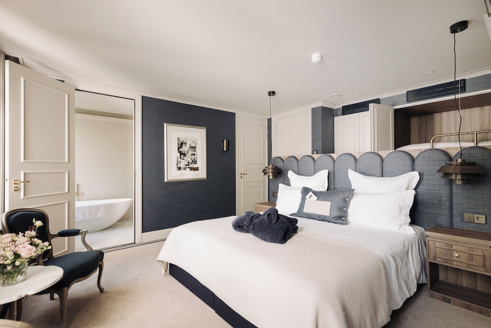 Grand Room, Canal View (Merchant)