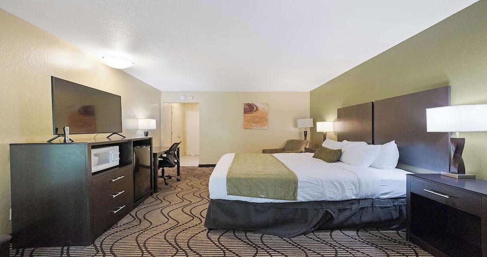 Suite, 2 Queen Beds, Non Smoking, Refrigerator & Microwave - Photo 8