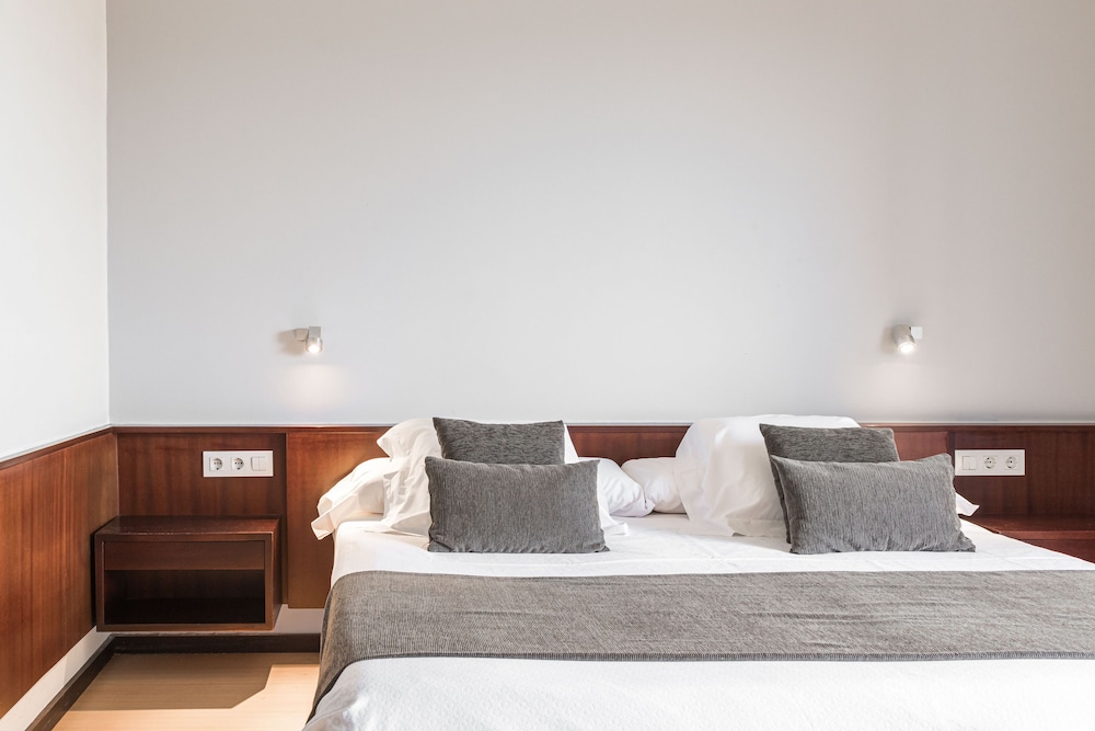 Superior Double or Twin Room (Empordá View) - Photo 4