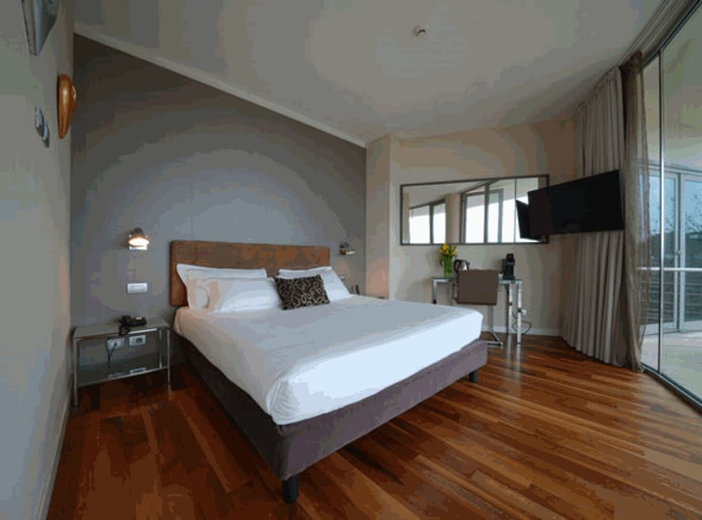 Suite - Photo 1