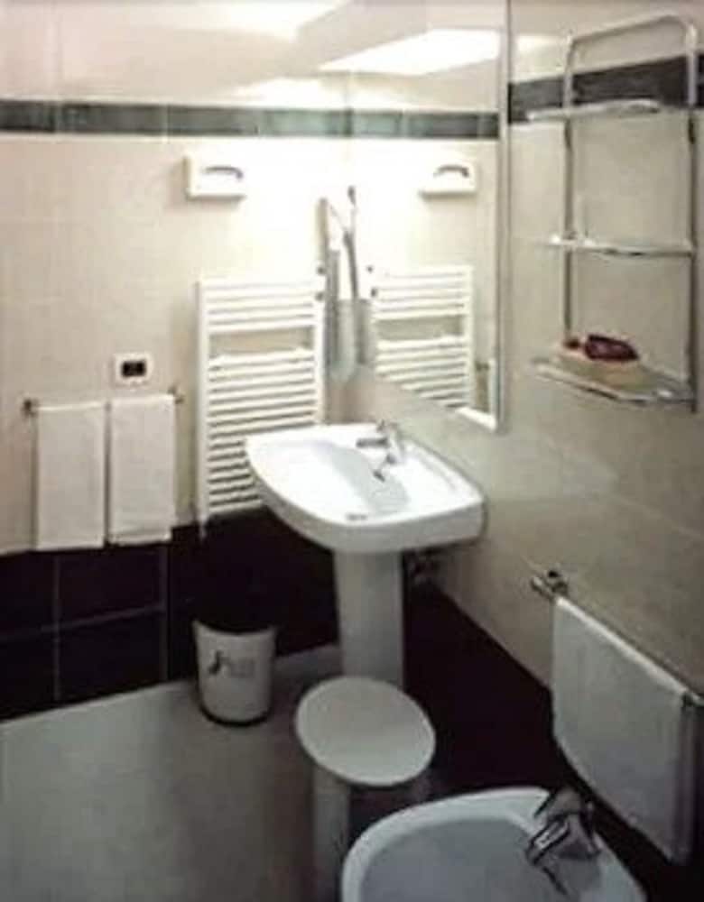 Suite, 1 Queen Bed - Photo 4
