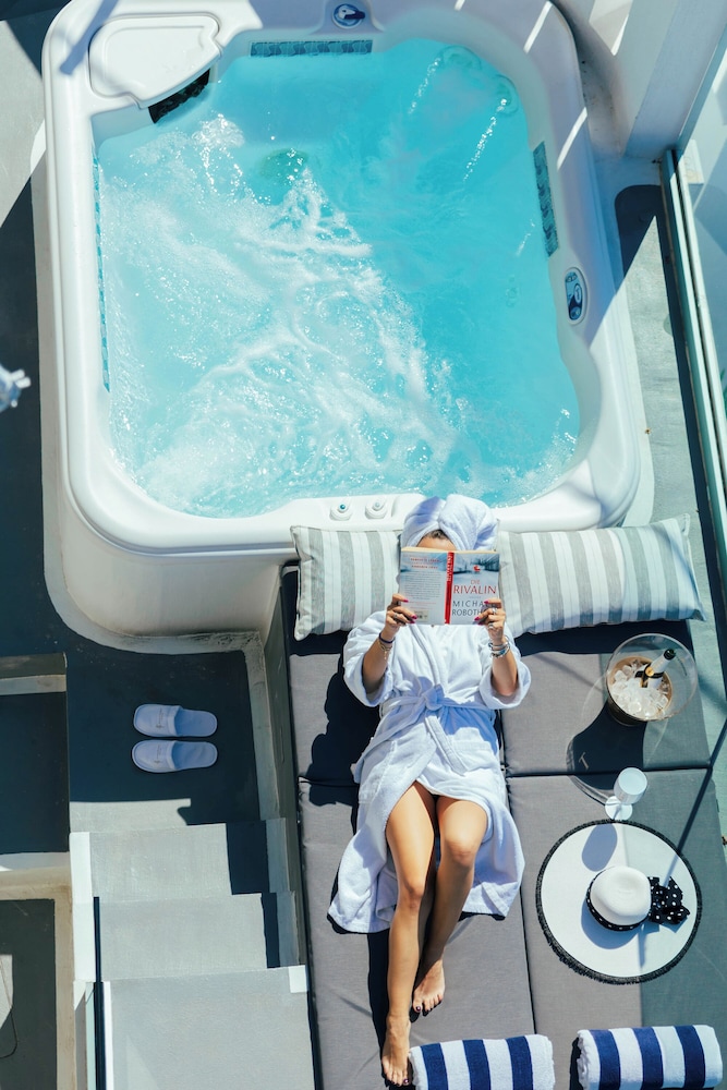 Etherial Suite with Indoor & Outdoor Jetted Tub
