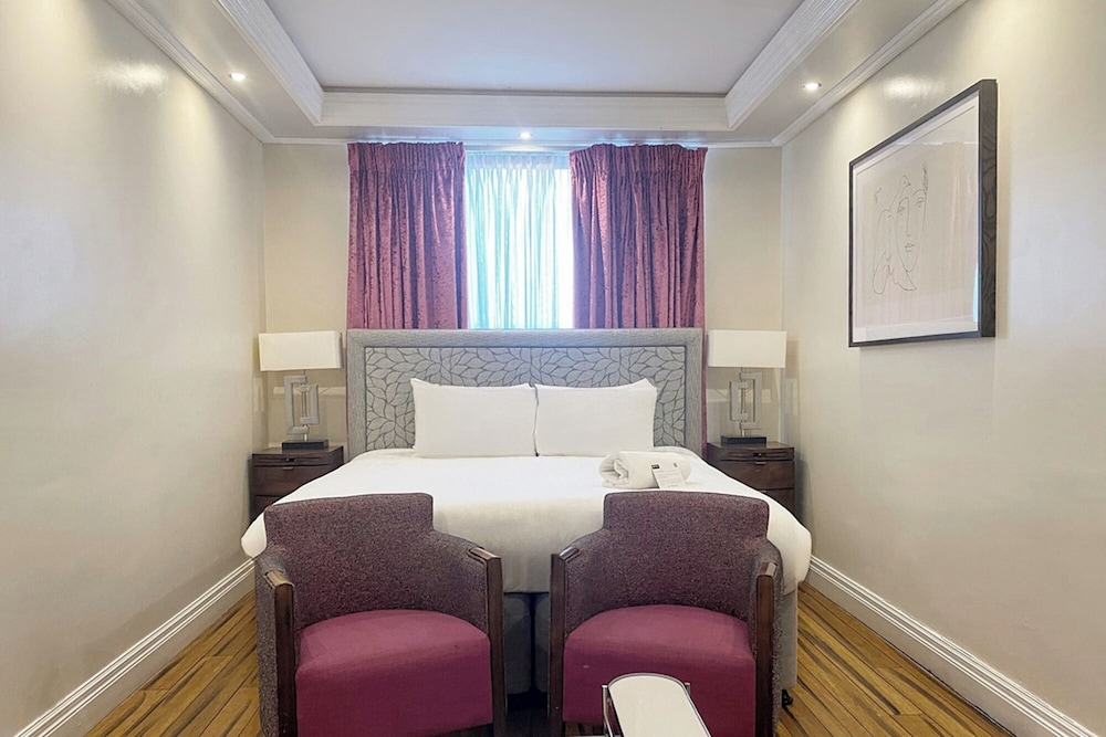 Suite - Photo 1