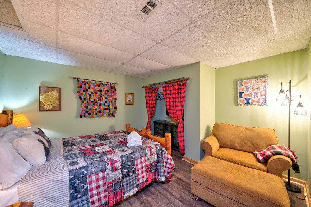 Cabin, Multiple Beds, Hot Tub, Mountain View (Heritage Hideaway 1) photo 2
