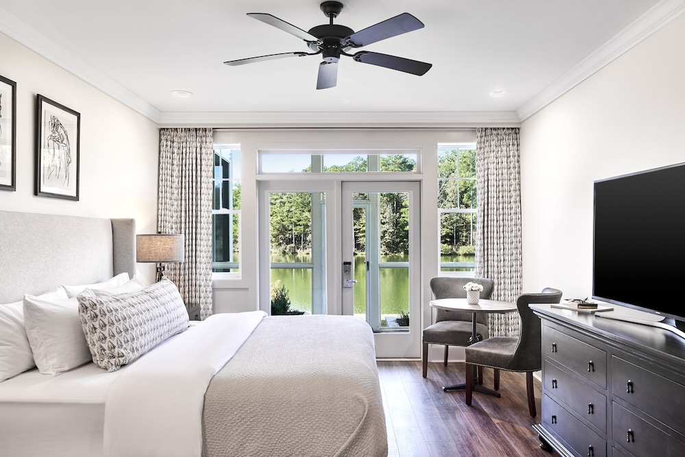 Deluxe Room, Lake View photo 1