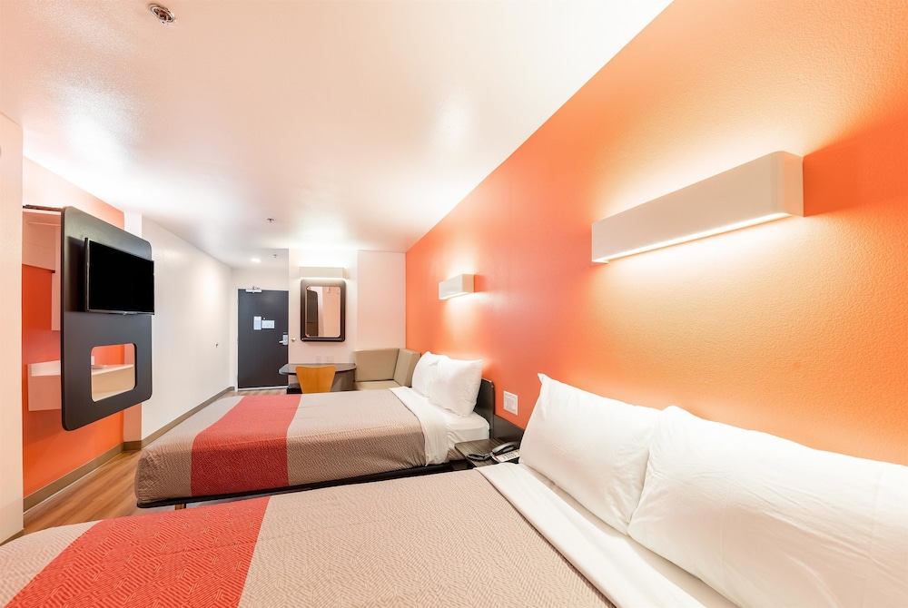 Standard Room, 2 Double Beds, Accessible, Smoking photo 2