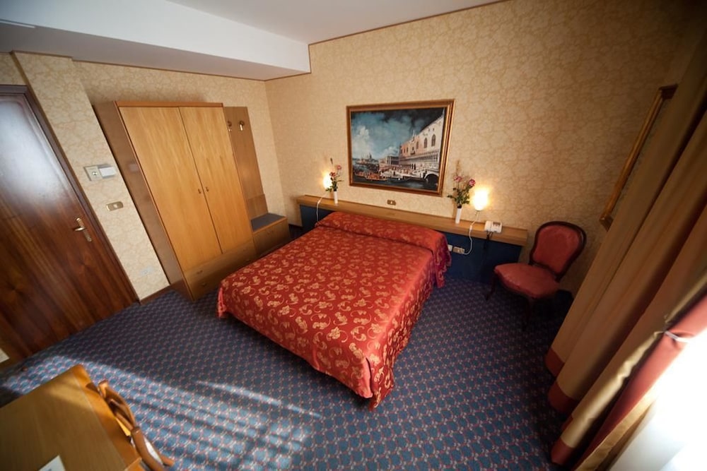 Standard Double or Twin Room - Photo 1