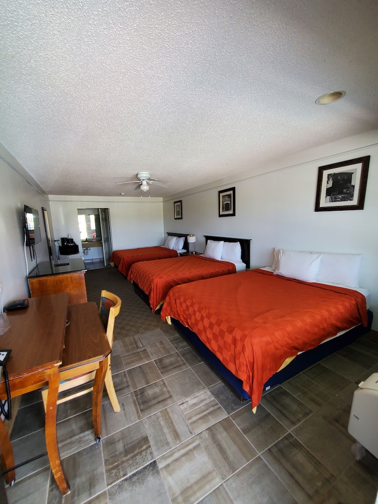 Standard Room, Three Queen, Non Smoking photo 2